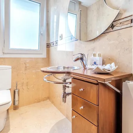 5 Bedroom Awesome In Сasa de vacaciones Reus