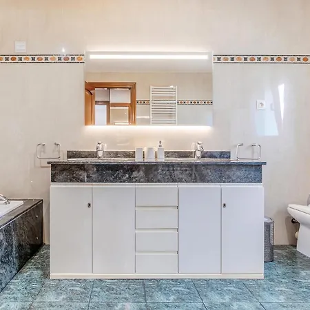 Сasa de vacaciones 5 Bedroom Awesome In Reus