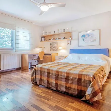 5 Bedroom Awesome In * Reus