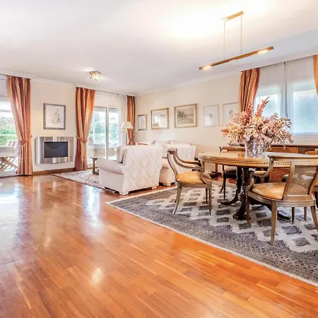 5 Bedroom Awesome In * Reus